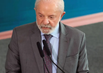 Governo brasileiro condena ataques ao Irã e Lula questiona justificativas dos Estados Unidos, defendendo solução diplomática.