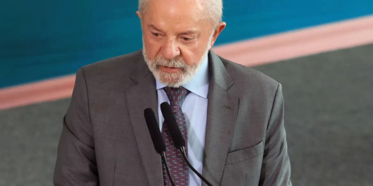 Governo brasileiro condena ataques ao Irã e Lula questiona justificativas dos Estados Unidos, defendendo solução diplomática.