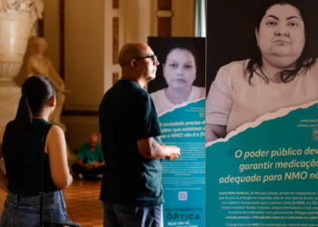 Neuromielite óptica é uma doença autoimune rara que afeta nervo óptico e medula espinhal. Pacientes enfrentam diagnóstico tardio e dificuldade de acesso a medicamentos no SUS.