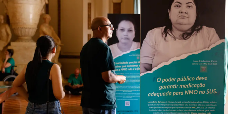 Neuromielite óptica é uma doença autoimune rara que afeta nervo óptico e medula espinhal. Pacientes enfrentam diagnóstico tardio e dificuldade de acesso a medicamentos no SUS.