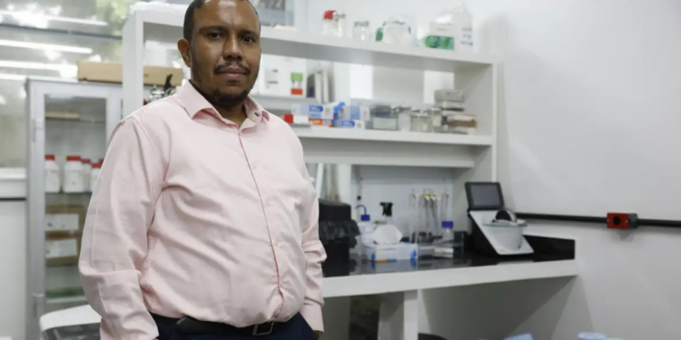 Pesquisadores brasileiros são premiados por avanços no estudo do Alzheimer, com foco em diagnóstico precoce e novos caminhos para entender a doença.