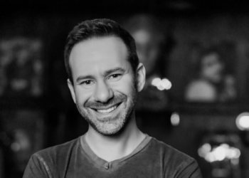 Leonid Radvinsky, proprietário majoritário do OnlyFans, morreu aos 43 anos vítima de câncer. Ele liderava negociações para vender 60% da plataforma, avaliada em US$ 5,5 bilhões.