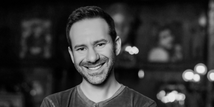 Leonid Radvinsky, proprietário majoritário do OnlyFans, morreu aos 43 anos vítima de câncer. Ele liderava negociações para vender 60% da plataforma, avaliada em US$ 5,5 bilhões.