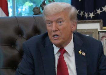 Donald Trump anunciou suspensão temporária de ataques à infraestrutura energética iraniana por cinco dias, buscando diálogo para resolver hostilidades no Oriente Médio, enquanto o Irã mantém alerta sobre retaliações.