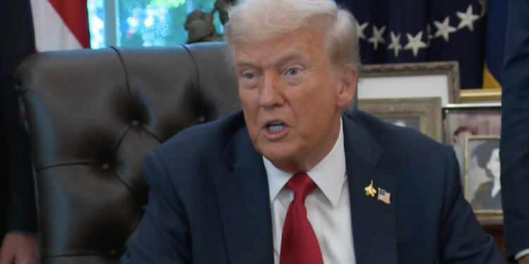 Donald Trump anunciou suspensão temporária de ataques à infraestrutura energética iraniana por cinco dias, buscando diálogo para resolver hostilidades no Oriente Médio, enquanto o Irã mantém alerta sobre retaliações.