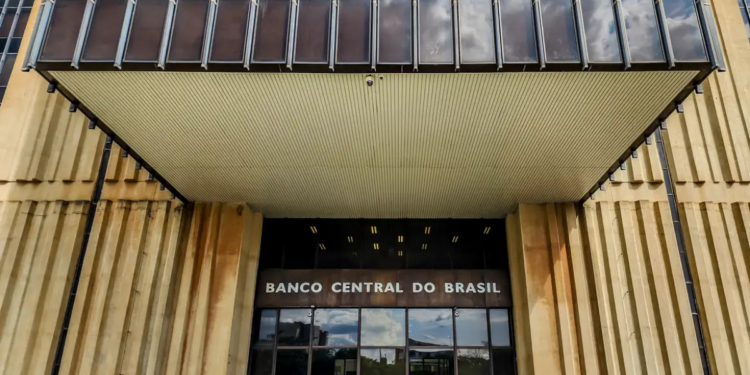Mercado financeiro ajusta para cima a projeção da inflação em 2026, de 4,1% para 4,17%, segundo Boletim Focus. Taxa Selic prevista em 12,5% ao ano, PIB em crescimento de 1,84% e dólar a R$ 5,40.