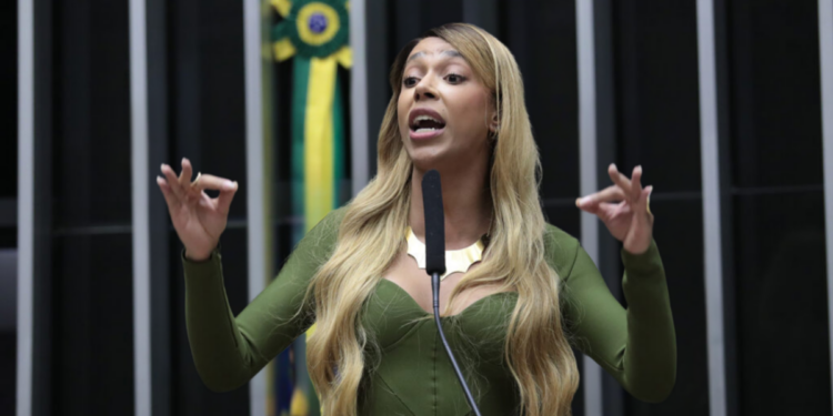 ONG Matria ajuíza ação civil contra Erika Hilton por post em redes sociais com expressões ofensivas. Pedido inclui retratação pública e multa de R$ 500 mil ao Fundo de Defesa de Direitos Difusos.