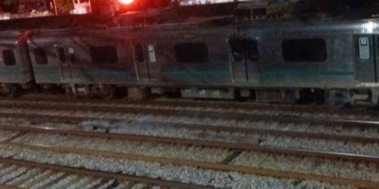 Um trem da SuperVia pegou fogo na Zona Norte do Rio de Janeiro, próximo à estação Quintino, devido a falha no pantógrafo. Não houve feridos e circulação de trens seguiu normalmente.