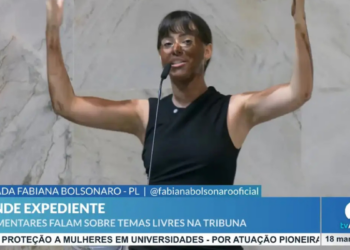 Erika Hilton se manifesta contra ato racista de Fabiana Bolsonaro na Alesp, envolvendo blackface, e anuncia que recorrerá judicialmente para responsabilizar a deputada paulista.