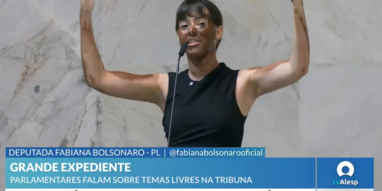 Erika Hilton se manifesta contra ato racista de Fabiana Bolsonaro na Alesp, envolvendo blackface, e anuncia que recorrerá judicialmente para responsabilizar a deputada paulista.