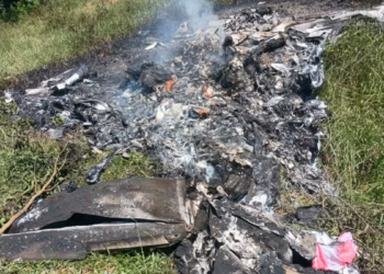 Avião de pequeno porte cai em Rio Claro, no Sul Fluminense, e deixa dois mortos. Autoridades investigam causas do acidente ocorrido neste domingo.