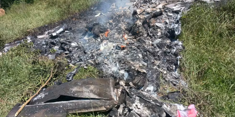 Avião de pequeno porte cai em Rio Claro, no Sul Fluminense, e deixa dois mortos. Autoridades investigam causas do acidente ocorrido neste domingo.