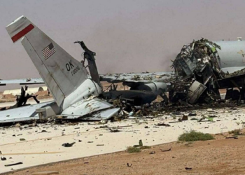 Ataque iraniano à base Prince Sultan, na Arábia Saudita, destrói aeronave AWACS dos EUA e fere 12 militares. Incidente aumenta tensões na região do Golfo.