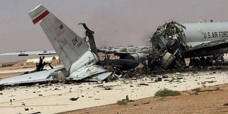 Ataque iraniano à base Prince Sultan, na Arábia Saudita, destrói aeronave AWACS dos EUA e fere 12 militares. Incidente aumenta tensões na região do Golfo.