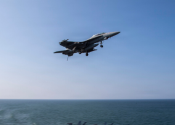 Espanha proíbe sobrevoo de aeronaves envolvidas na ofensiva contra o Irã. Restrições atingem EUA e aliados europeus, reforçando impacto da escalada militar no Oriente Médio.