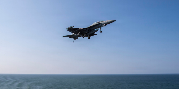 Espanha proíbe sobrevoo de aeronaves envolvidas na ofensiva contra o Irã. Restrições atingem EUA e aliados europeus, reforçando impacto da escalada militar no Oriente Médio.