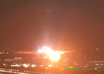 Um Airbus A330 da Delta Airlines fez pouso de emergência em Guarulhos após explosão de motor. Todos os 272 passageiros e 14 tripulantes saíram ilesos. Saiba mais sobre o incidente.