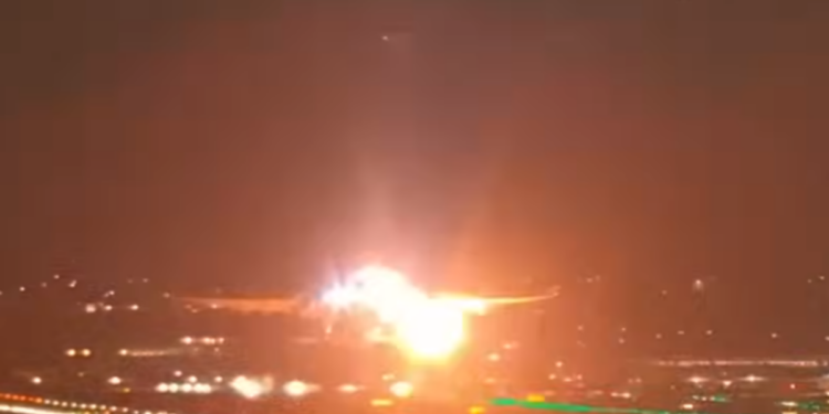 Um Airbus A330 da Delta Airlines fez pouso de emergência em Guarulhos após explosão de motor. Todos os 272 passageiros e 14 tripulantes saíram ilesos. Saiba mais sobre o incidente.