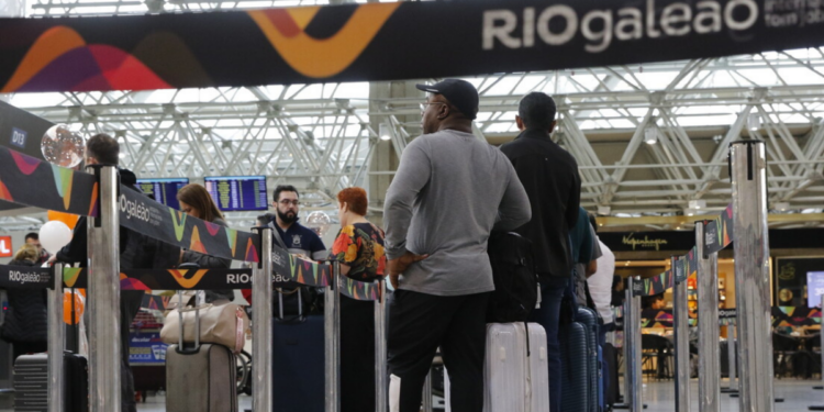 O leilão do Aeroporto Internacional do Galeão, no Rio de Janeiro, será realizado nesta segunda-feira (30) na B3, com valor mínimo de R$ 932,8 milhões, transferindo a operação integral para a iniciativa privada.