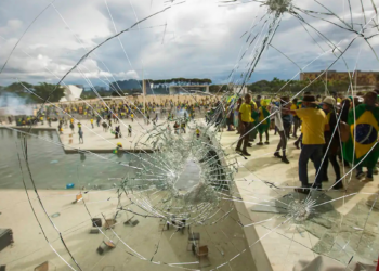 A UFF inaugura a exposição “Subterrâneos a céu aberto”, com registros inéditos dos atos de 8 de janeiro e análise do papel das redes sociais na disseminação de discursos antidemocráticos.