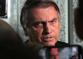Defesa de Jair Bolsonaro afirma ao STF que ele não teve acesso a vídeo divulgado por Eduardo Bolsonaro e segue cumprindo regras da prisão domiciliar.