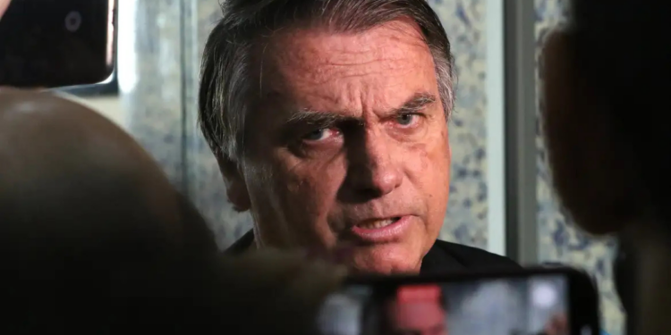 Defesa de Jair Bolsonaro afirma ao STF que ele não teve acesso a vídeo divulgado por Eduardo Bolsonaro e segue cumprindo regras da prisão domiciliar.