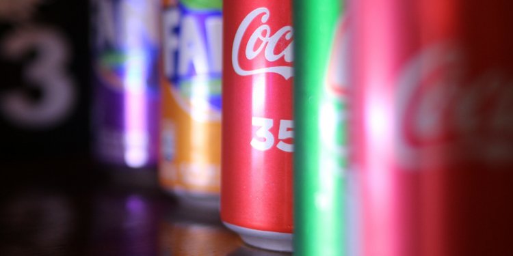 Estudo mostra aumento do consumo de alimentos ultraprocessados entre crianças no Brasil, impulsionado por custo, praticidade e desinformação alimentar.
