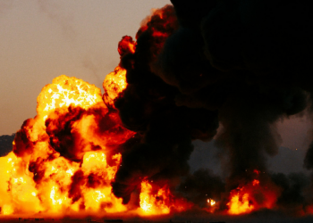 Conflito entre EUA, Israel e Irã afeta meio ambiente no Oriente Médio, aumenta poluição e emissões de CO₂, eleva riscos nucleares e ameaça ecossistemas terrestres e marinhos.