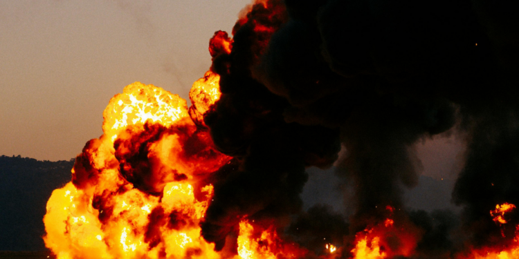 Conflito entre EUA, Israel e Irã afeta meio ambiente no Oriente Médio, aumenta poluição e emissões de CO₂, eleva riscos nucleares e ameaça ecossistemas terrestres e marinhos.