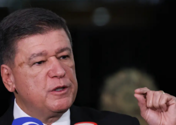 Senador Carlos Viana nega irregularidades em emendas parlamentares, enquanto STF amplia investigação sobre repasses à Fundação Oásis e cobra mais transparência.