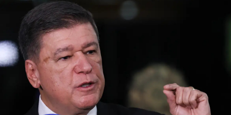 Senador Carlos Viana nega irregularidades em emendas parlamentares, enquanto STF amplia investigação sobre repasses à Fundação Oásis e cobra mais transparência.