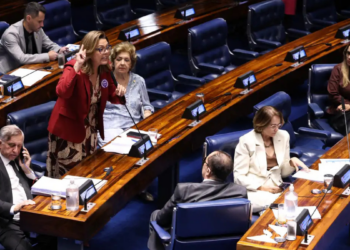 Senado Federal aprova projeto que criminaliza a misoginia, definindo ações baseadas na superioridade masculina como crime, com penas de 2 a 5 anos. Texto segue para a Câmara.