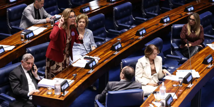 Senado Federal aprova projeto que criminaliza a misoginia, definindo ações baseadas na superioridade masculina como crime, com penas de 2 a 5 anos. Texto segue para a Câmara.
