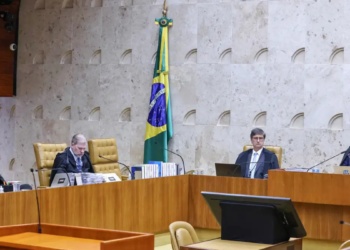 O Supremo Tribunal Federal retoma nesta quarta-feira (25) o julgamento sobre a suspensão de “penduricalhos” pagos a servidores que elevam salários acima do teto constitucional de R$ 46,3 mil.