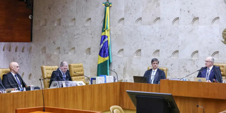 O Supremo Tribunal Federal retoma nesta quarta-feira (25) o julgamento sobre a suspensão de “penduricalhos” pagos a servidores que elevam salários acima do teto constitucional de R$ 46,3 mil.