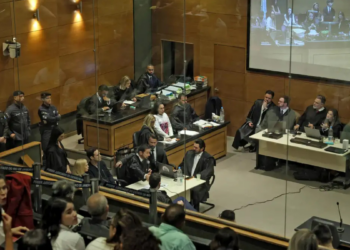 Monique Medeiros, mãe de Henry Borel, foi exonerada da Prefeitura do Rio após deixar a prisão. Julgamento foi adiado para 25 de maio; investigação aponta tortura pelo padrasto e omissão da mãe.