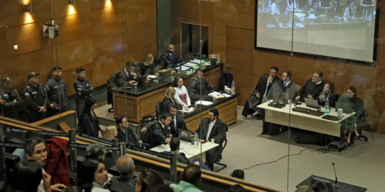 Monique Medeiros, mãe de Henry Borel, foi exonerada da Prefeitura do Rio após deixar a prisão. Julgamento foi adiado para 25 de maio; investigação aponta tortura pelo padrasto e omissão da mãe.