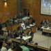 Monique Medeiros, mãe de Henry Borel, foi exonerada da Prefeitura do Rio após deixar a prisão. Julgamento foi adiado para 25 de maio; investigação aponta tortura pelo padrasto e omissão da mãe.