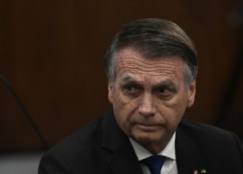 O ex-presidente Jair Bolsonaro deixou a UTI e foi transferido para a unidade semi-intensiva do Hospital DF Star, em Brasília, após apresentar melhora em seu estado de saúde.
