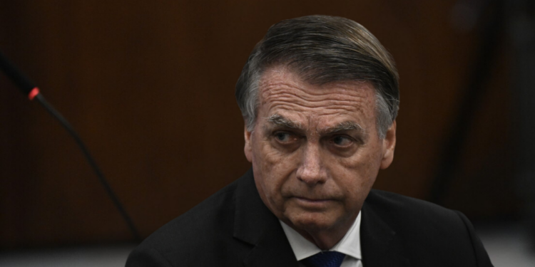 O ex-presidente Jair Bolsonaro deixou a UTI e foi transferido para a unidade semi-intensiva do Hospital DF Star, em Brasília, após apresentar melhora em seu estado de saúde.