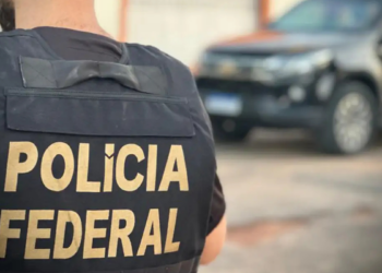 Polícia Federal investiga esquema de funcionários fantasmas e “rachadinha” na Câmara de Angra dos Reis. Operação cumpriu mandados no RJ e em MG.