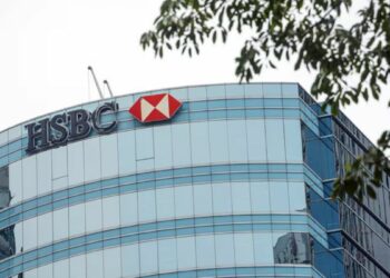 HSBC nomeia primeiro diretor de IA e avalia cortes de empregos com foco em eficiência.