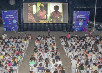 Cinema Inflável chega a Tanguá com sessões gratuitas ao ar livre, oficinas e atividades culturais entre 27 e 29 de março. Evento promove acesso ao cinema em espaços públicos.