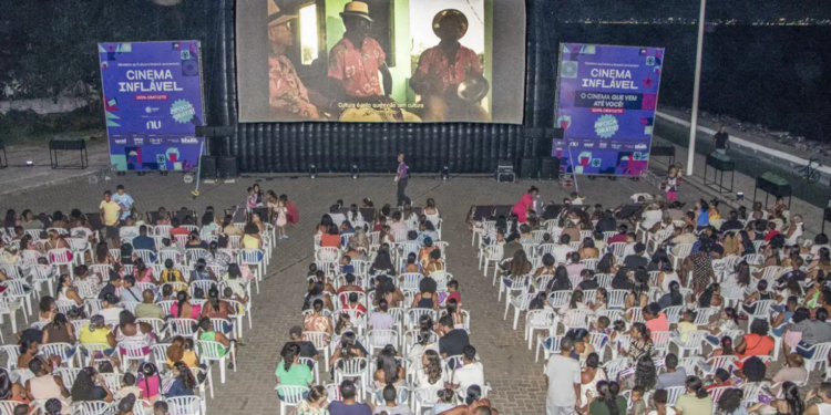 Cinema Inflável chega a Tanguá com sessões gratuitas ao ar livre, oficinas e atividades culturais entre 27 e 29 de março. Evento promove acesso ao cinema em espaços públicos.