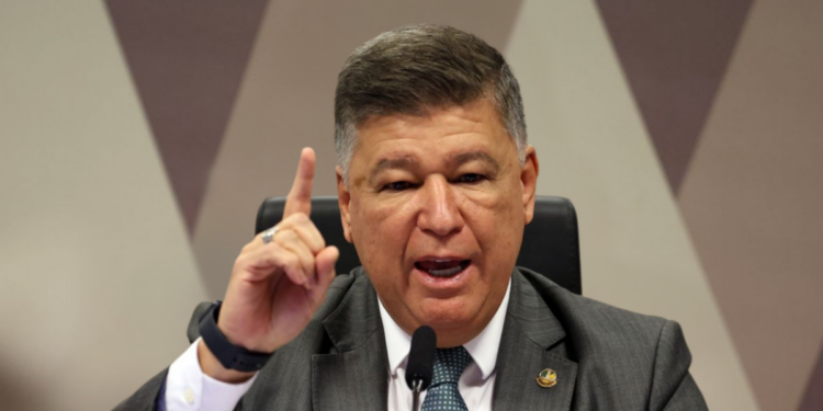 Carlos Viana (Podemos-MG) defendeu o afastamento do ministro Alexandre de Moraes até conclusão da investigação sobre sua suposta relação com Daniel Vorcaro, citando mensagens divulgadas por Malu Gaspar.