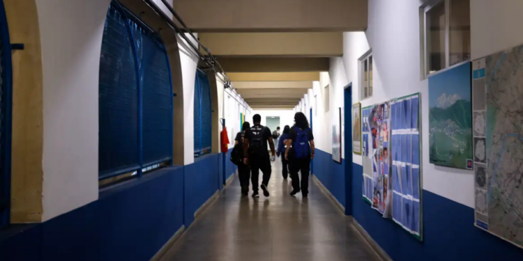 Pesquisa do IBGE revela que quase 40% dos adolescentes já sofreram bullying no Brasil. Dados indicam aumento na intensidade dos casos e maior impacto entre meninas.