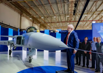 O Brasil apresenta a primeira aeronave caça supersônica F-39E Gripen fabricada no país, fortalecendo a indústria de defesa e a soberania aérea, em evento com presença do presidente Lula e autoridades.