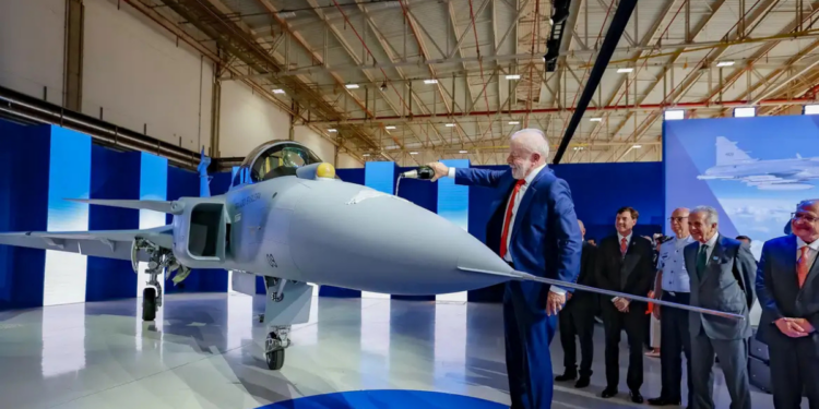 O Brasil apresenta a primeira aeronave caça supersônica F-39E Gripen fabricada no país, fortalecendo a indústria de defesa e a soberania aérea, em evento com presença do presidente Lula e autoridades.