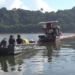 Projeto inovador utiliza cabelo humano para absorver óleo na Baía de Guanabara, ajudando a reduzir a poluição e preservar manguezais no Rio de Janeiro.