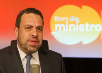 O ministro Guilherme Boulos anunciou que o governo está preparado para projeto de lei em regime de urgência para encerrar a escala 6x1, garantindo tramitação rápida no Congresso.